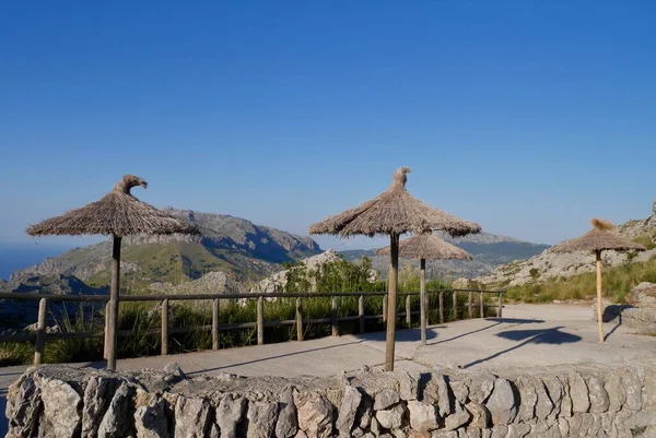 Viewpoint Straw Umbrellas Tramuntana Mountains Majorca Spain High Quality Photo — Stock Photo, Image