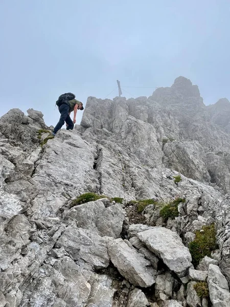 人们爬上了Raetikon山上Kleiner Valkastiel的山顶 奥地利福拉尔贝格 高质量的照片 — 图库照片