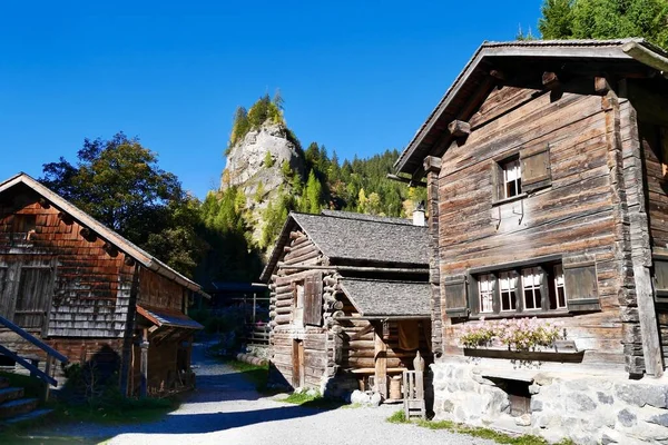 Typische Houten Huizen Sankt Martin Walser Nederzetting Calfeisental Graubuenden Zwitserland — Stockfoto