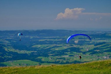 Paragliderler Bregenzerwald 'da Niedere' den kalkıyor. Vorarlberg, Avusturya. Yüksek kalite fotoğraf