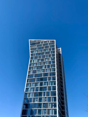 Kirchberg 'deki modern gökdelen. Lüksemburg. Dikey. Yüksek kalite fotoğraf