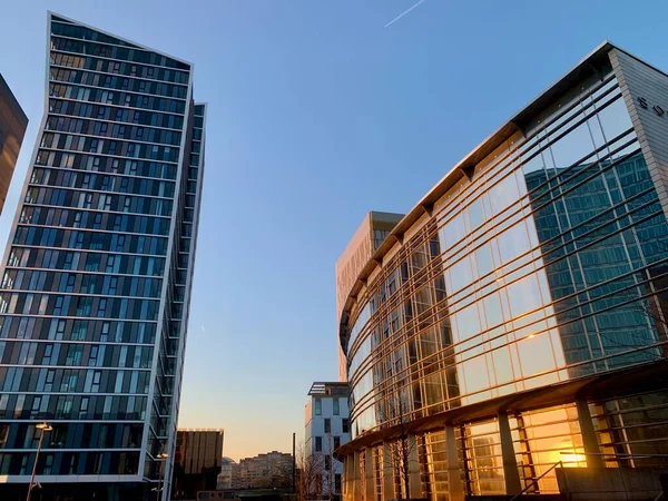 Günbatımında Kirchberg finans bölgesinde modern mimari. Lüksemburg. - Evet. Yüksek kalite fotoğraf