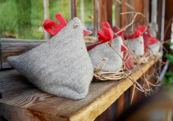 Eski Çiftlik Evinin Önündeki Ahşap Bankta Yapımı Tavuklar Hissedildi Paskalya — Stok fotoğraf