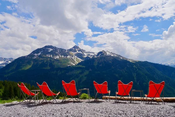 Reihe Orangefarbener Liegestühle Mit Atemberaubendem Österreichischen Alpenpanorama Vorarlberg Österreich Hochwertiges — Stockfoto
