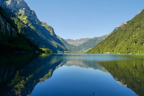Riflessione Nell Idilliaco Lago Montagna Kloentalersee Nelle Alpi Svizzere Glarus — Foto Stock