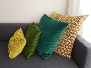 Modern gri kanepede şık yeşil ve sarı yastıklar. Yüksek kalite fotoğraf