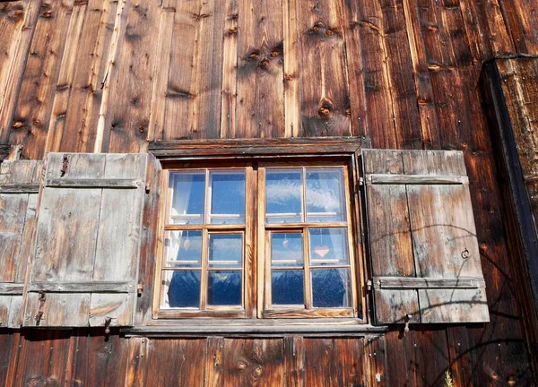Fenêtre avec volets de ferme en bois altérée très ancienne. — Photo