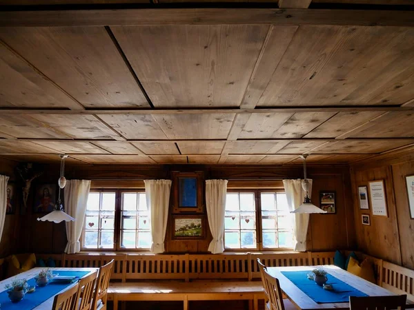 Salón de madera de una granja muy antigua en la Austria rural. —  Fotos de Stock