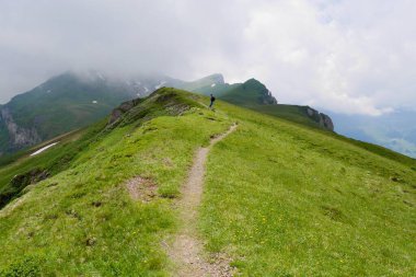 Flumser Kleinberg bölgesinde yürüyüşçüler. St. Gallen, İsviçre. Yüksek kalite fotoğraf