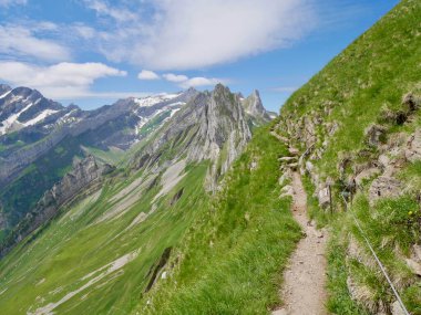 Alpstein kalabalığında Schaefler ve Altenalptuerme 'de yürüyüş yolu. Appenzell, İsviçre. Yüksek kalite fotoğraf