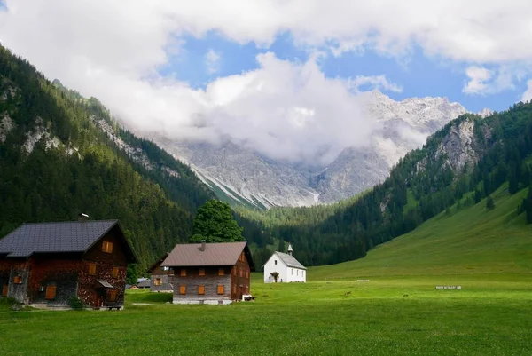伝統的な山小屋とチャペルナンジンガー ヒメルのサンクト ロコス オーストリアのヴォアルバーグ 高品質の写真 — ストック写真