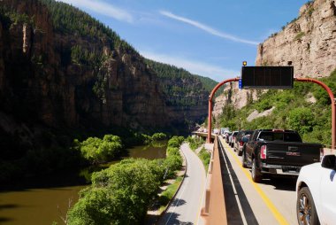 Cumhuriyet Karayolu 'nun Grand Army' sinde trafik sıkışık, 70 numaralı otoyolda, Rocky Dağları 'nda. Glenwood Springs, Colorado, ABD. Yüksek kalite fotoğraf