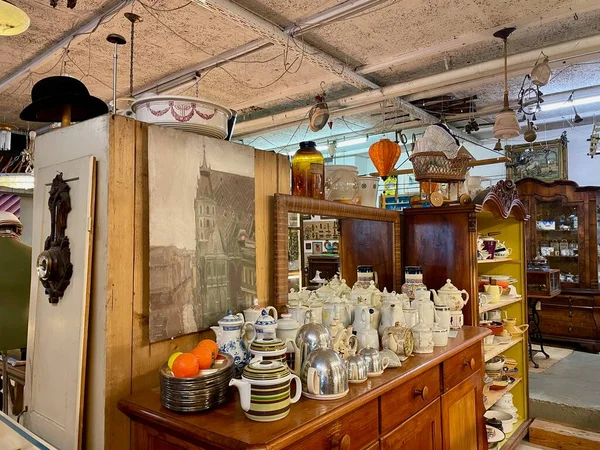 Interieur Eines Antiquitätengeschäfts Mit Antiken Klassischen Gegenständen Und Möbeln Dornbirn — Stockfoto