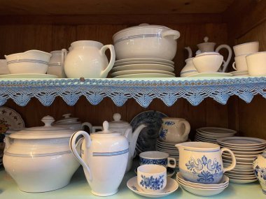 Ahşap dolapta eski tip seramik bulaşık takımı. Yüksek kalite fotoğraf