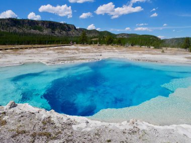 Bisküvi Havzası bölgesinde sıcak termal kaynak Sapphire Havuzu. Yellowstone Ulusal Parkı, Wyoming, ABD. Yüksek kalite fotoğraf