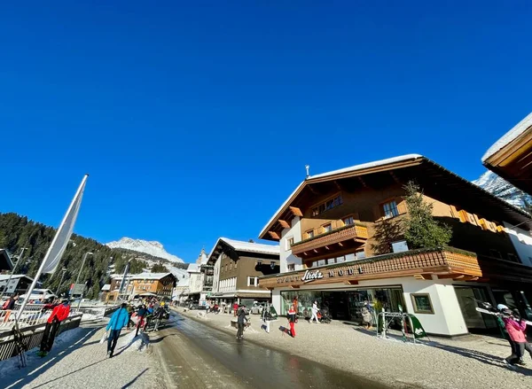 Lech, Österreich, 23.01.2022. Blick auf Lech mit Strolz, legendärem Luxus-Mode- und Sportgeschäft in Lech am Arlberg. — Stockfoto