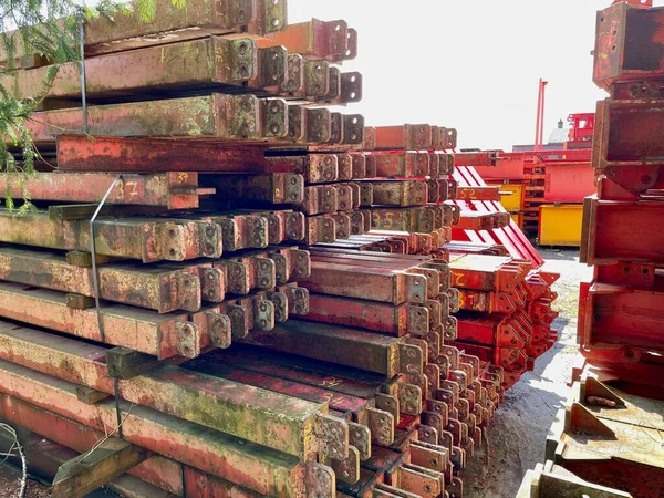 Açık hava deposunda kırmızı çelik kirişler.
