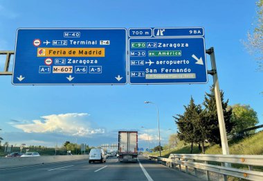 Madrid, İspanya, 18.04.2022. İspanyol otoyolunda trafik vardı. Madrid Havaalanı 'nı gösteren bir tabela vardı. Yüksek kalite fotoğraf