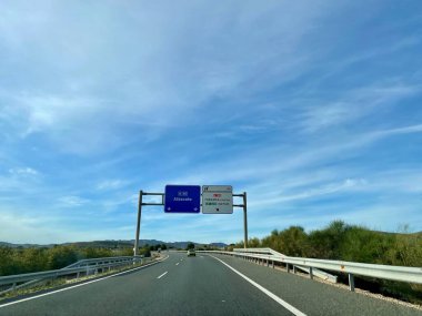 Kastilya La Mancha 'daki İspanyol otoyolunda Albacete' ye giden yolu gösteren bir tabela var. Yüksek kalite fotoğraf