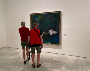 Madrid, İspanya, 13.04.2022. Reina Sofia Müzesi ziyaretçileri. Yüksek kalite fotoğraf