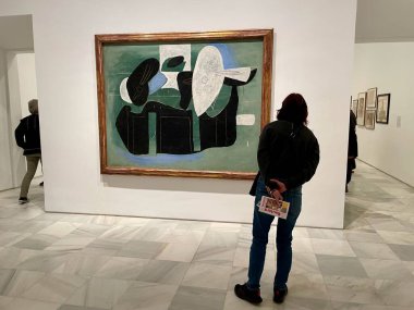 Madrid, İspanya, 13.04.2022. Reina Sofia Müzesi ziyaretçileri. Yüksek kalite fotoğraf