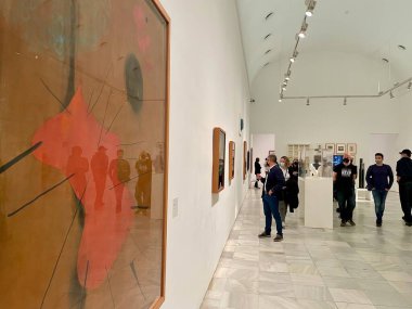 Madrid, İspanya, 13.04.2022. Reina Sofia Müzesi, ziyaretçilerle iç görüş. Yüksek kalite fotoğraf