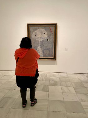 Madrid, İspanya, 13.04.2022. Reina Sofia Müzesi, ziyaretçilerle iç görüş. Yüksek kalite fotoğraf