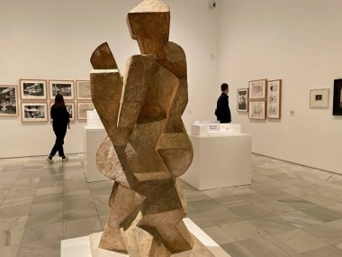 Madrid, İspanya, 13.04.2022. Reina Sofia Müzesi, ziyaretçilerle iç görüş. Yüksek kalite fotoğraf