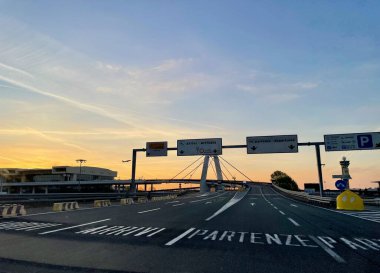Milano, İtalya, 12.04.2022. Gün doğumunda Malpensa Havaalanı 'ndaki terminal 1 ve köprü manzarası. Yüksek kalite fotoğraf