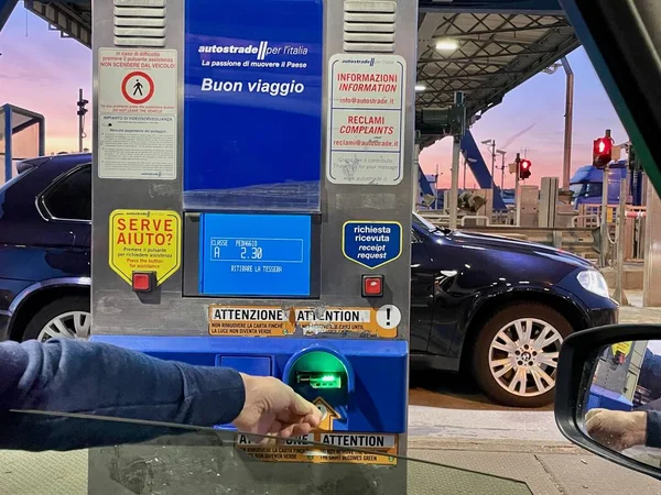 Milan, İtalya, 12.04.2022. İtalyan otobanındaki gişede elle ödemeyi kartla yap. Yüksek kalite fotoğraf