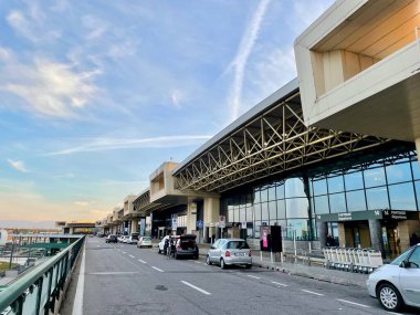 Milan, İtalya, 12.04.2022. Terminal 1 'in görüntüsü, iniş yap ve bölgeyi al. Yüksek kalite fotoğraf