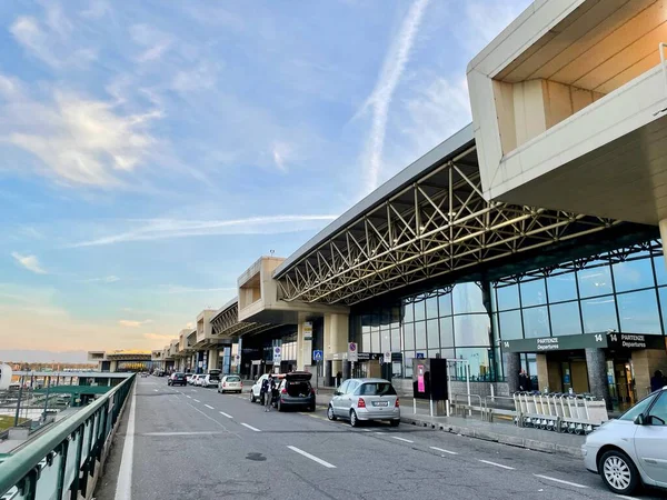 Milan, İtalya, 12.04.2022. Terminal 1 'in görüntüsü, iniş yap ve bölgeyi al. Yüksek kalite fotoğraf
