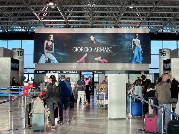 Milan Talya 2022 Malpensa Havaalanındaki Kayıt Alanında Giorgio Armani Reklam — Stok fotoğraf
