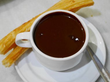 San Gines 'in ünlü çikolata dükkanında churros' u kapatın. Yüksek kalite fotoğraf
