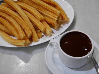  Meşhur San Gines Çikolata Dükkanı 'nda Churros. Madrid, İspanya. Yüksek kalite fotoğraf