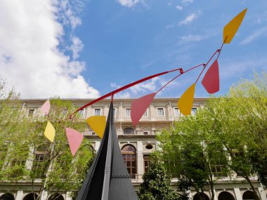 Madrid, İspanya, 12.04.2022. Ulusal Müze Reina Sofia Sanat Merkezi 'nin avlusunda Alexander Calder' ın Carmen heykeli. Yüksek kalite fotoğraf