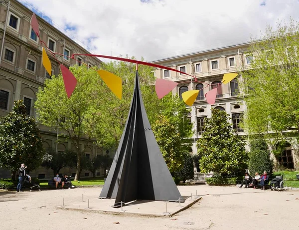 Madrid, İspanya, 12.04.2022. Ulusal Müze Reina Sofia Sanat Merkezi 'nin avlusunda Alexander Calder' ın Carmen heykeli. Yüksek kalite fotoğraf