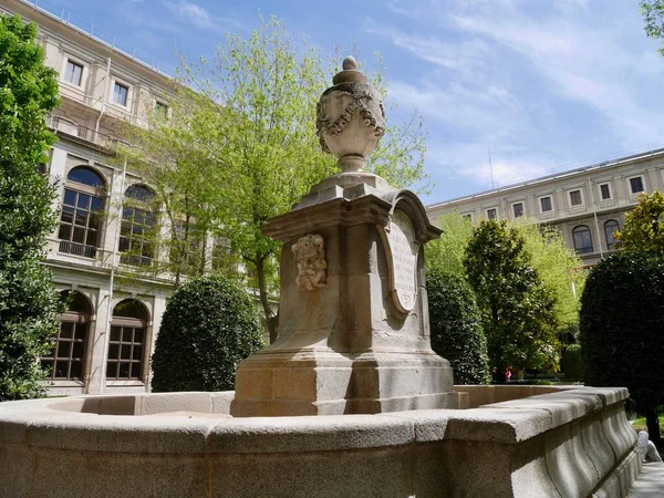 Madrid, İspanya, 12.04.2022. Ulusal Müze Avlusu Reina Sofia Sanat Merkezi. Yüksek kalite fotoğraf