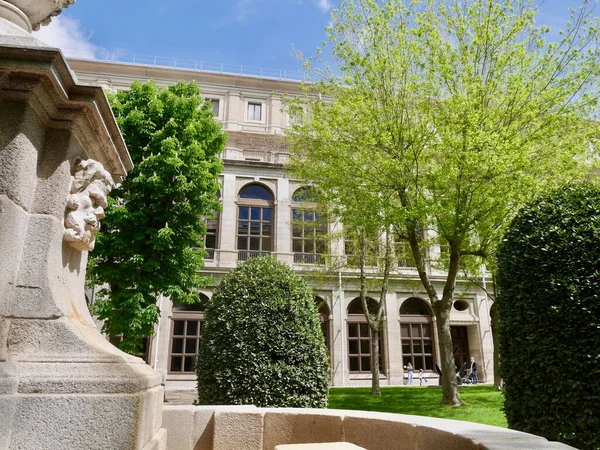 Madrid, İspanya, 12.04.2022. Ulusal Müze Avlusu Reina Sofia Sanat Merkezi. Yüksek kalite fotoğraf