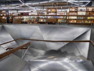 Madrid, İspanya, 12.04.2022. Caixaforum Kültür Merkezi 'nin iç görünümü. Yüksek kalite fotoğraf