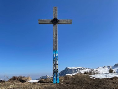 Kayak sezonunun sonu, son kayak turu, artık kar yok. Görüşürüz, Vorarlberg, Avusturya, 21.04.2022. Yüksek kalite fotoğraf