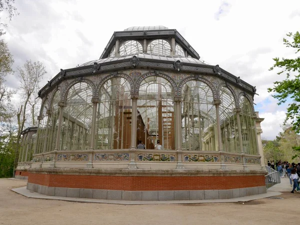 Kristal Saray, Palacio de Cristal, Retiro Park 'ta. Madrid, İspanya. Yüksek kalite fotoğraf