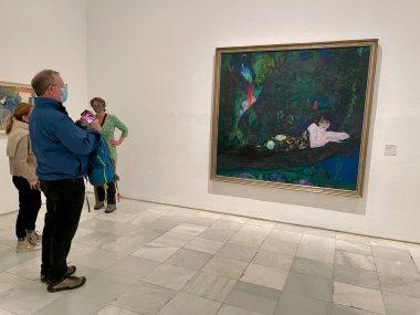 Madrid, İspanya, 13.04.2022. Reina Sofya Müzesi ziyaretçileri.