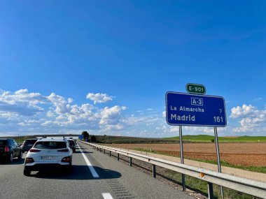 Madrid, İspanya, 19.04.2022. İspanyol otoyolu A3 'te trafik sıkışık. Yüksek kalite fotoğraf