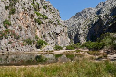 Cala Sa Calobra 'nın iç kesimlerindeki Torrent de Pareis Kanyonu' nun engebeli uçurumları. Mayorka, İspanya. Yüksek kalite fotoğraf