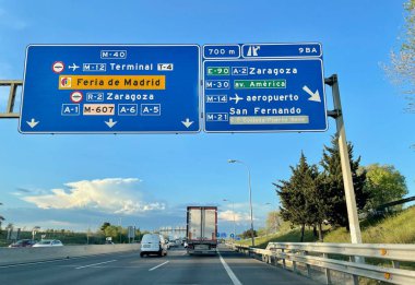 Madrid, İspanya, 18.04.2022. İspanyol otoyolunda trafik vardı. Madrid Havaalanı 'nı gösteren bir tabela vardı. Yüksek kalite fotoğraf