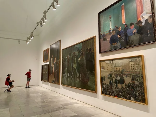 Madrid, İspanya, 13.04.2022. Reina Sofia Müzesi ziyaretçileri. Yüksek kalite fotoğraf