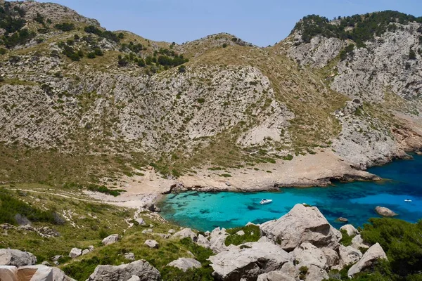 Panoramisch uitzicht op Cala Figuera met wit zand en turquoise water. Mallorca, Spanje. — Stockfoto