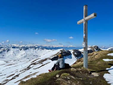 Ragazer Blanken 'in zirvesinde oturan kadın Avusturya Alpleri' nin muhteşem manzarasının tadını çıkarıyor. Vorarlberg, Avusturya. Yüksek kalite fotoğraf