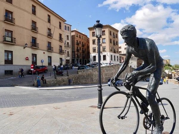 Toledo, İspanya, 13.04.2022. Federico Martin Bahamontes 'in bronz heykeli, ünlü bisikletçi ve ilk İspanya Bisiklet Turu galibi, Javier Motina Gil. Yüksek kalite fotoğraf